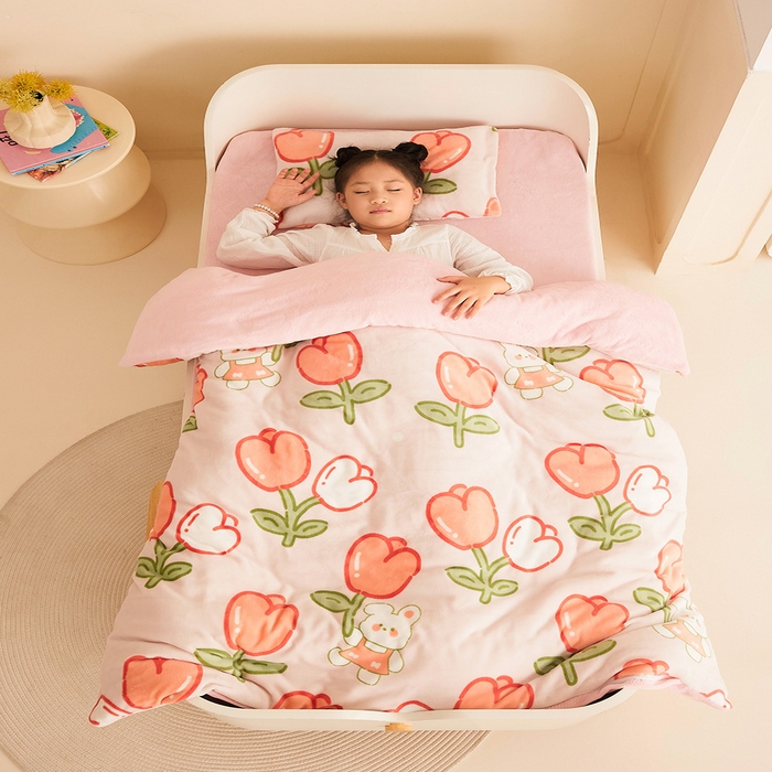 91家纺网 家纺一手货源 找家纺 嗨生活 2025新款加厚牛奶绒三件套儿童套件幼儿园三件套系列 花间小兔