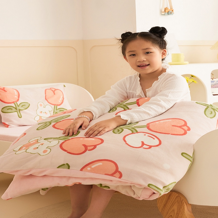 91家纺网 家纺一手货源 找家纺 嗨生活 2025新款加厚牛奶绒三件套儿童套件幼儿园三件套系列 花间小兔