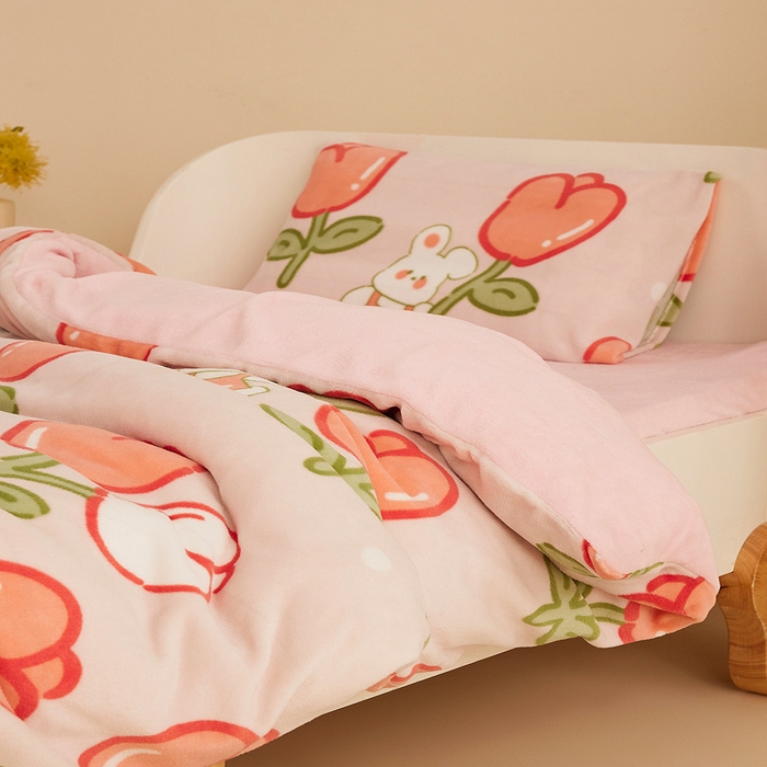 91家纺网 家纺一手货源 找家纺 嗨生活 2025新款加厚牛奶绒三件套儿童套件幼儿园三件套系列 花间小兔