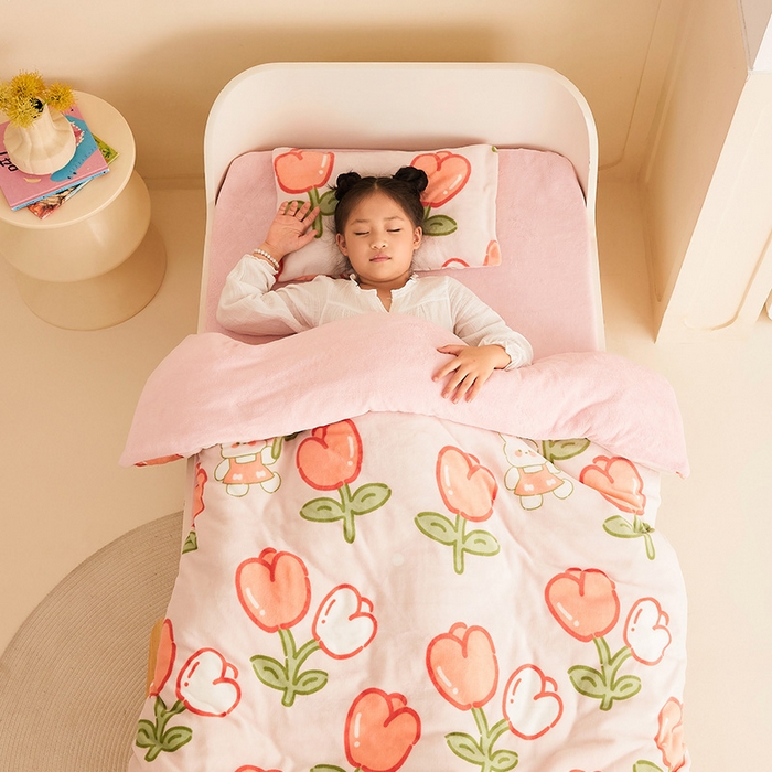 91家纺网 家纺一手货源 找家纺 嗨生活 2025新款加厚牛奶绒三件套儿童套件幼儿园三件套系列 花间小兔