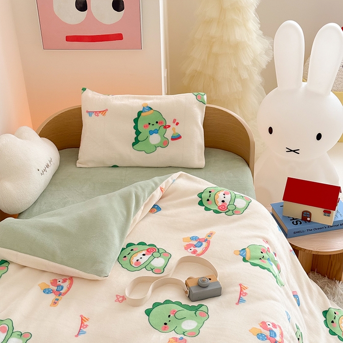 91家纺网 家纺一手货源 找家纺 嗨生活 2025新款加厚牛奶绒三件套儿童套件幼儿园三件套系列 开心恐龙