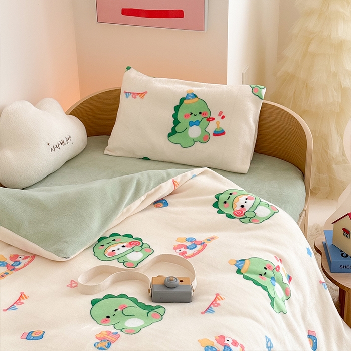 91家纺网 家纺一手货源 找家纺 嗨生活 2025新款加厚牛奶绒三件套儿童套件幼儿园三件套系列 开心恐龙