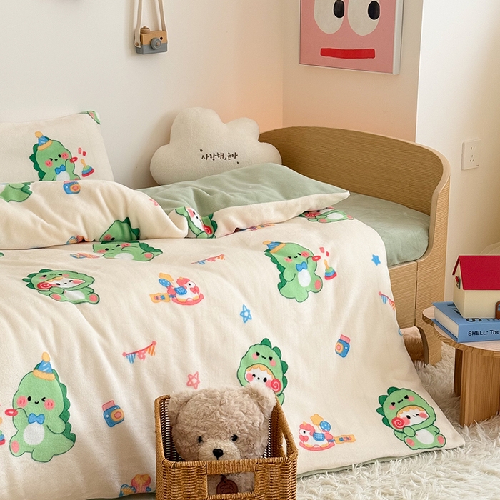 91家纺网 家纺一手货源 找家纺 嗨生活 2025新款加厚牛奶绒三件套儿童套件幼儿园三件套系列 开心恐龙