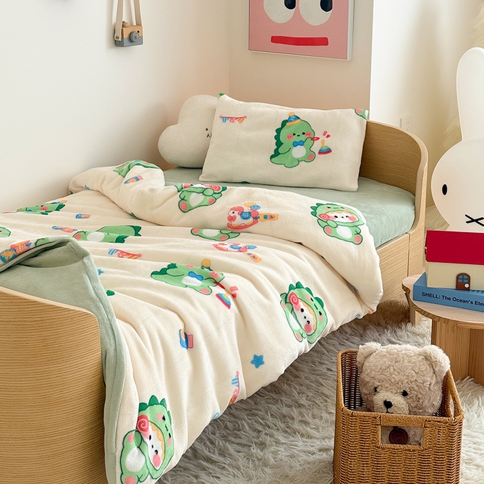 91家纺网 家纺一手货源 找家纺 嗨生活 2025新款加厚牛奶绒三件套儿童套件幼儿园三件套系列 开心恐龙