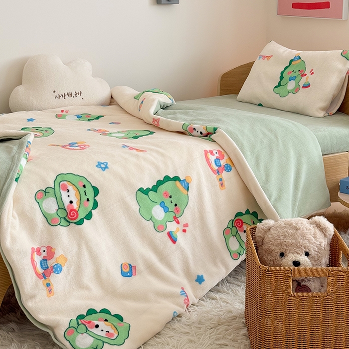 91家纺网 家纺一手货源 找家纺 嗨生活 2025新款加厚牛奶绒三件套儿童套件幼儿园三件套系列 开心恐龙