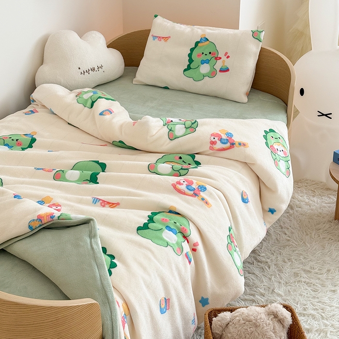 91家纺网 家纺一手货源 找家纺 嗨生活 2025新款加厚牛奶绒三件套儿童套件幼儿园三件套系列 开心恐龙