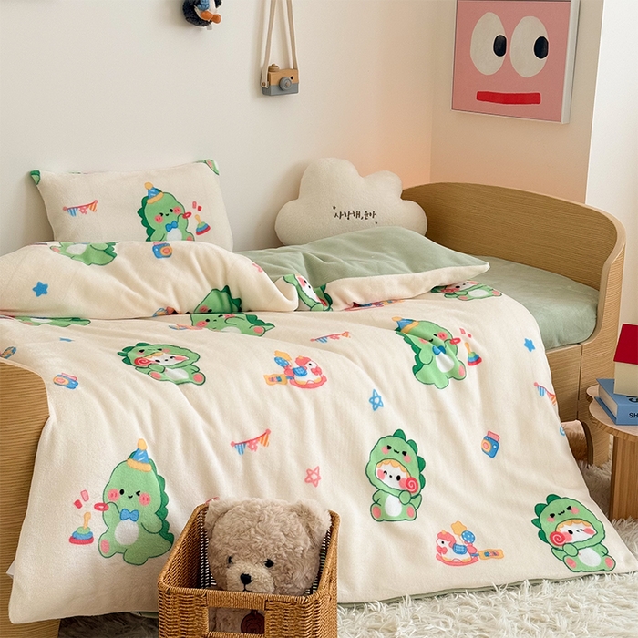 91家纺网 家纺一手货源 找家纺 嗨生活 2025新款加厚牛奶绒三件套儿童套件幼儿园三件套系列 开心恐龙