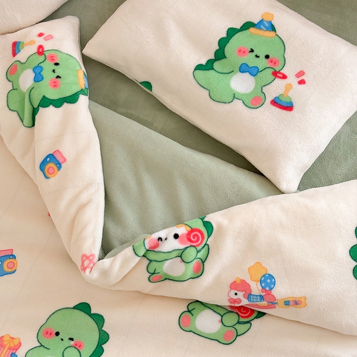 91家纺网 家纺一手货源 找家纺 嗨生活 2025新款加厚牛奶绒三件套儿童套件幼儿园三件套系列 开心恐龙