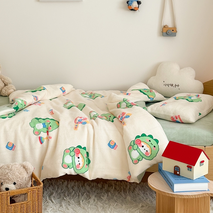 91家纺网 家纺一手货源 找家纺 嗨生活 2025新款加厚牛奶绒三件套儿童套件幼儿园三件套系列 开心恐龙