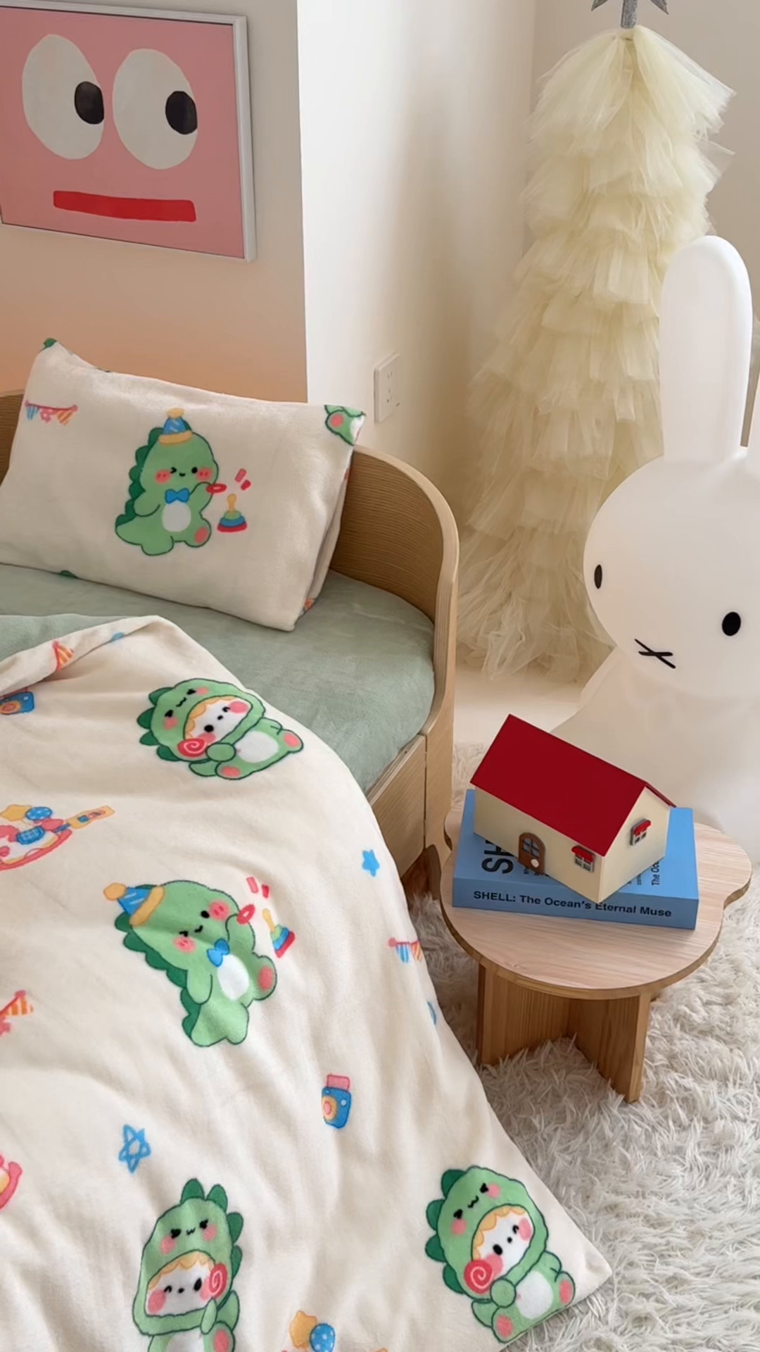 91家纺网 家纺一手货源 找家纺 嗨生活 2025新款加厚牛奶绒三件套儿童套件幼儿园三件套系列 开心恐龙