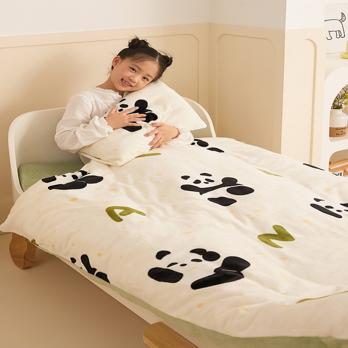 91家纺网 家纺一手货源 找家纺 嗨生活 2025新款加厚牛奶绒三件套儿童套件幼儿园三件套系列 开心熊猫