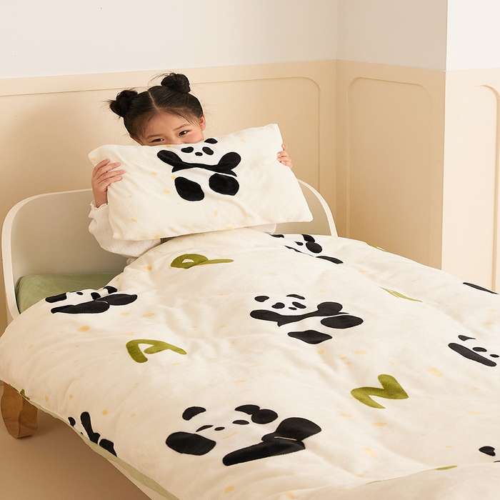 91家纺网 家纺一手货源 找家纺 嗨生活 2025新款加厚牛奶绒三件套儿童套件幼儿园三件套系列 开心熊猫