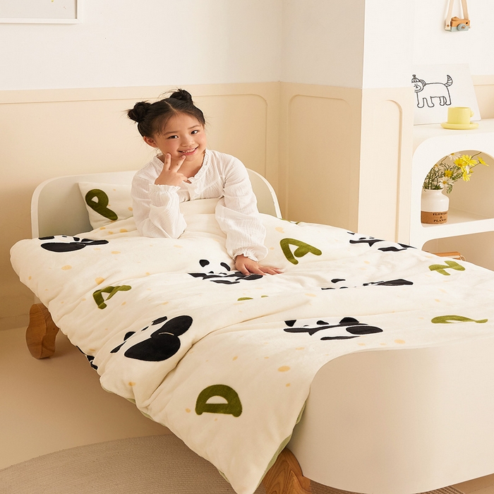 91家纺网 家纺一手货源 找家纺 嗨生活 2025新款加厚牛奶绒三件套儿童套件幼儿园三件套系列 开心熊猫