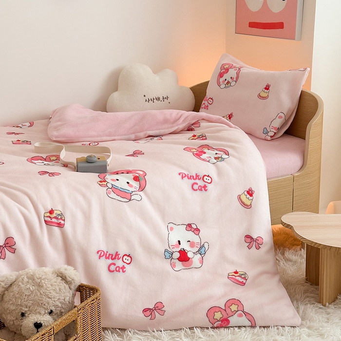 91家纺网 家纺一手货源 找家纺 嗨生活 2025新款加厚牛奶绒三件套儿童套件幼儿园三件套系列 萌萌小猫