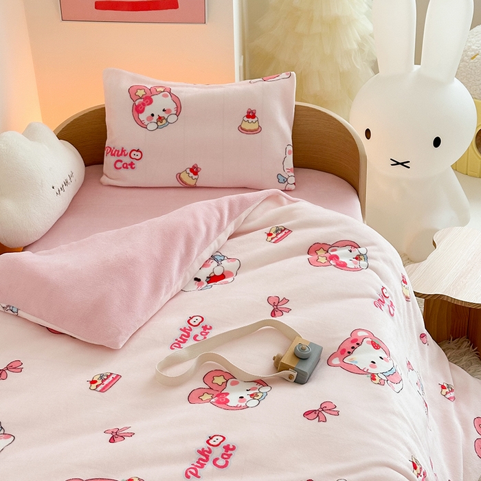 91家纺网 家纺一手货源 找家纺 嗨生活 2025新款加厚牛奶绒三件套儿童套件幼儿园三件套系列 萌萌小猫