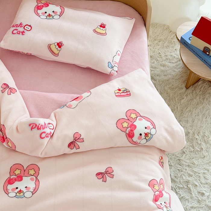 91家纺网 家纺一手货源 找家纺 嗨生活 2025新款加厚牛奶绒三件套儿童套件幼儿园三件套系列 萌萌小猫