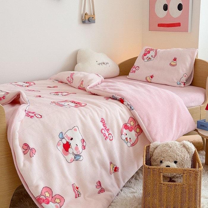 91家纺网 家纺一手货源 找家纺 嗨生活 2025新款加厚牛奶绒三件套儿童套件幼儿园三件套系列 萌萌小猫