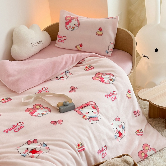 91家纺网 家纺一手货源 找家纺 嗨生活 2025新款加厚牛奶绒三件套儿童套件幼儿园三件套系列 萌萌小猫