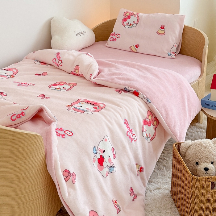 91家纺网 家纺一手货源 找家纺 嗨生活 2025新款加厚牛奶绒三件套儿童套件幼儿园三件套系列 萌萌小猫