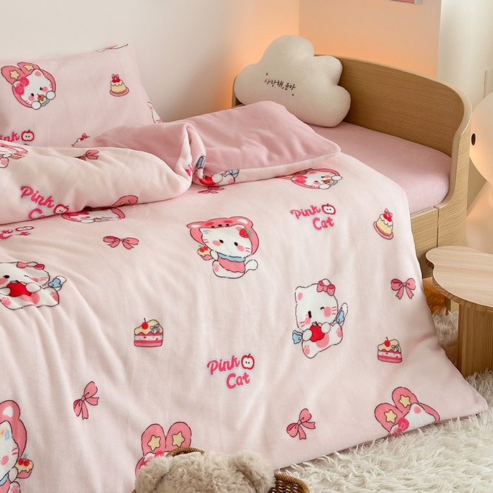 91家纺网 家纺一手货源 找家纺 嗨生活 2025新款加厚牛奶绒三件套儿童套件幼儿园三件套系列 萌萌小猫