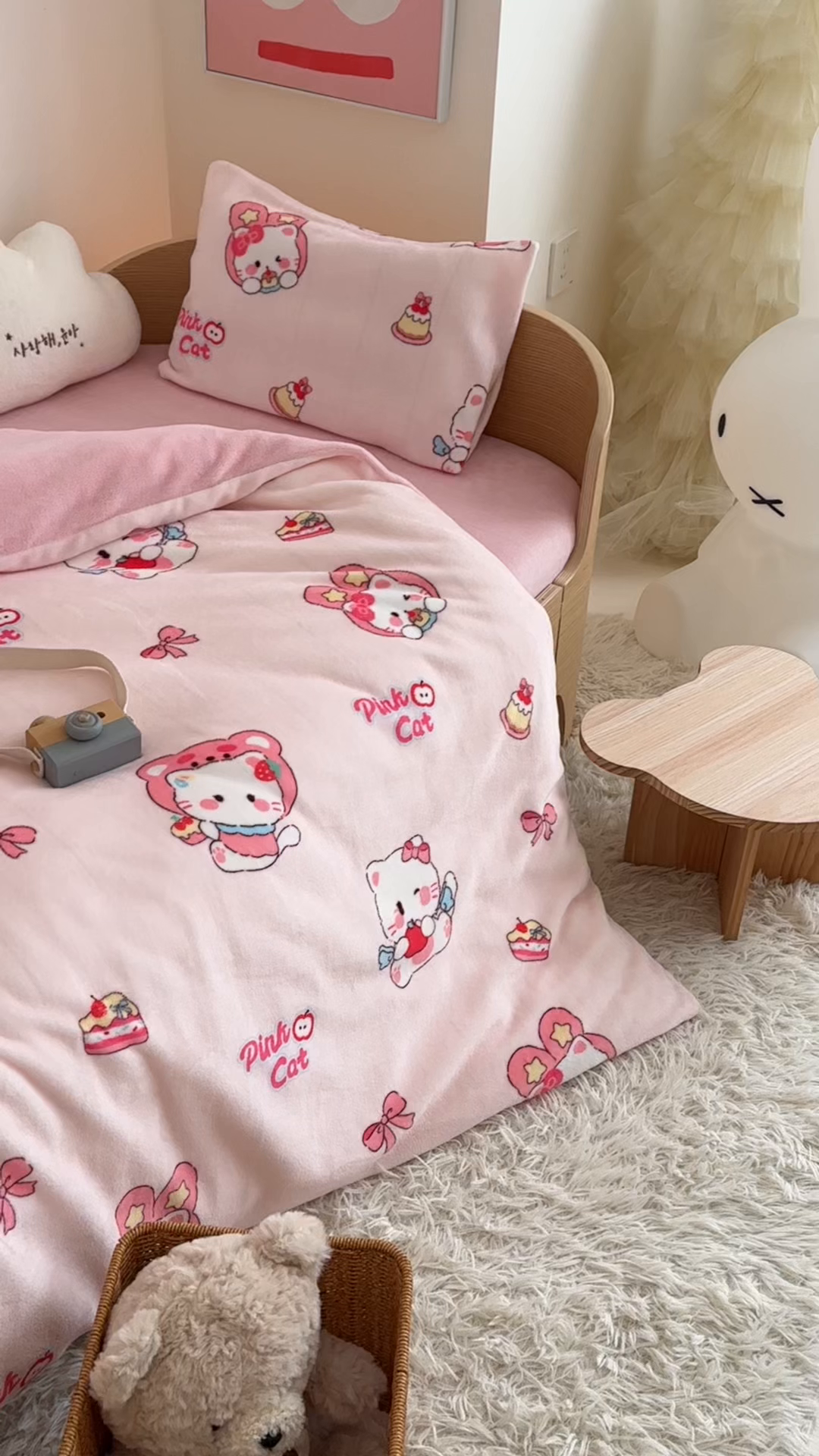 91家纺网 家纺一手货源 找家纺 嗨生活 2025新款加厚牛奶绒三件套儿童套件幼儿园三件套系列 萌萌小猫