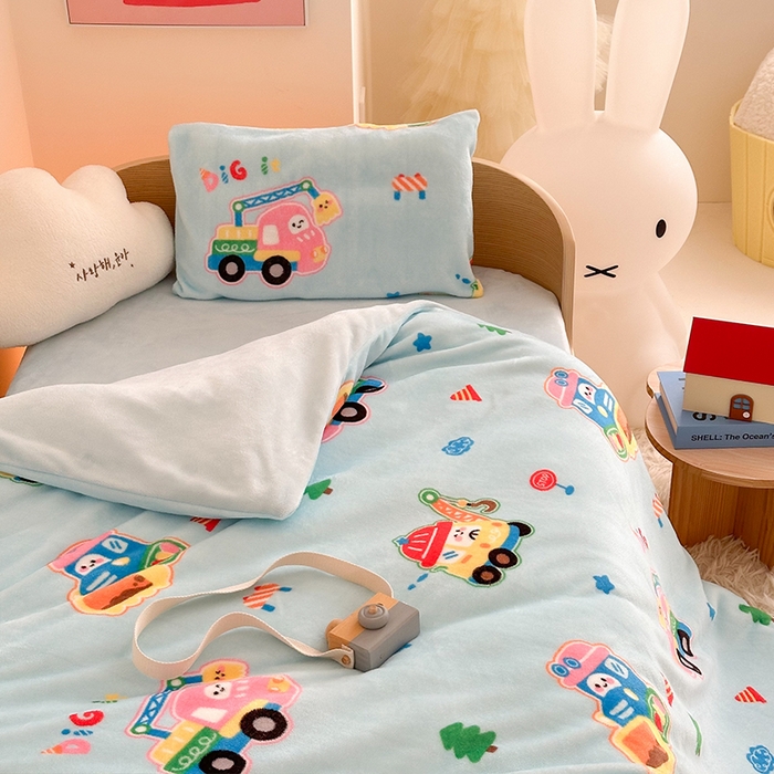 91家纺网 家纺一手货源 找家纺 嗨生活 2025新款加厚牛奶绒三件套儿童套件幼儿园三件套系列 七彩挖机