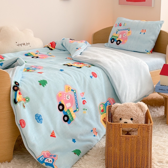 91家纺网 家纺一手货源 找家纺 嗨生活 2025新款加厚牛奶绒三件套儿童套件幼儿园三件套系列 七彩挖机