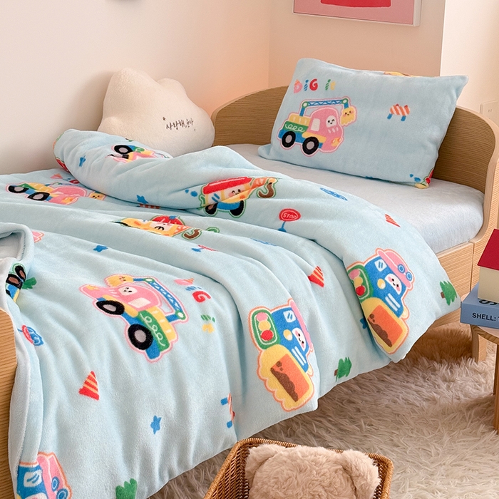 91家纺网 家纺一手货源 找家纺 嗨生活 2025新款加厚牛奶绒三件套儿童套件幼儿园三件套系列 七彩挖机