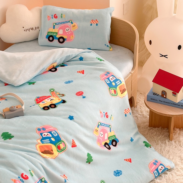 91家纺网 家纺一手货源 找家纺 嗨生活 2025新款加厚牛奶绒三件套儿童套件幼儿园三件套系列 七彩挖机