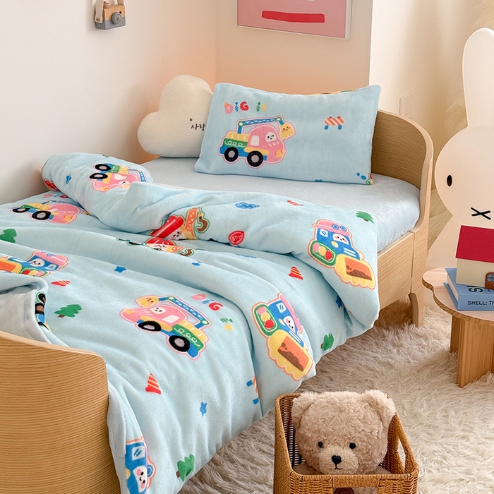 91家纺网 家纺一手货源 找家纺 嗨生活 2025新款加厚牛奶绒三件套儿童套件幼儿园三件套系列 七彩挖机