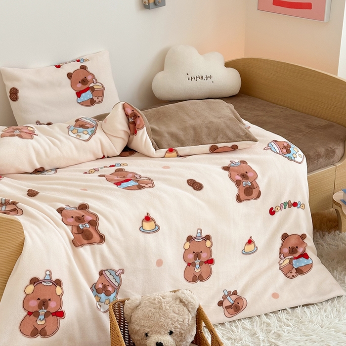 91家纺网 家纺一手货源 找家纺 嗨生活 2025新款加厚牛奶绒三件套儿童套件幼儿园三件套系列 俏皮巴拉