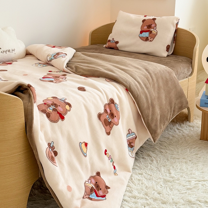 91家纺网 家纺一手货源 找家纺 嗨生活 2025新款加厚牛奶绒三件套儿童套件幼儿园三件套系列 俏皮巴拉