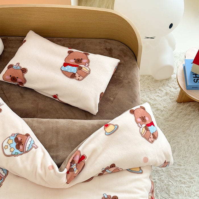 91家纺网 家纺一手货源 找家纺 嗨生活 2025新款加厚牛奶绒三件套儿童套件幼儿园三件套系列 俏皮巴拉