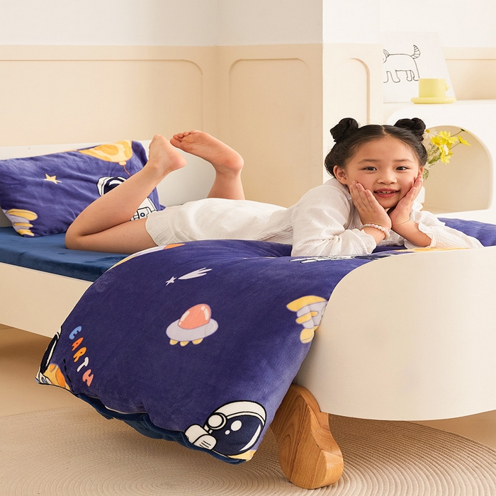 91家纺网 家纺一手货源 找家纺 嗨生活 2025新款加厚牛奶绒三件套儿童套件幼儿园三件套系列 太空飞船