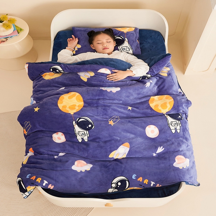 91家纺网 家纺一手货源 找家纺 嗨生活 2025新款加厚牛奶绒三件套儿童套件幼儿园三件套系列 太空飞船