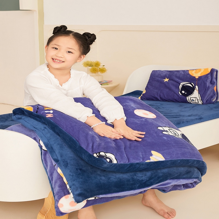 91家纺网 家纺一手货源 找家纺 嗨生活 2025新款加厚牛奶绒三件套儿童套件幼儿园三件套系列 太空飞船