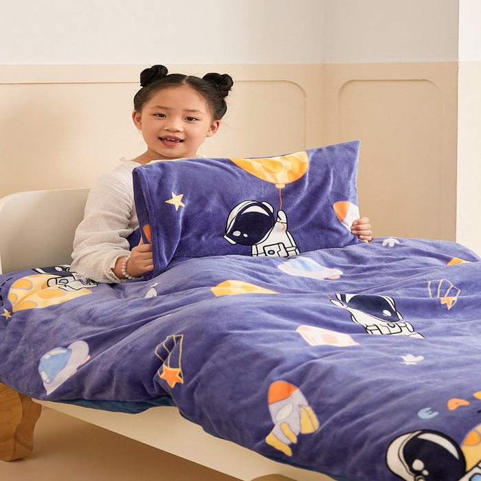 91家纺网 家纺一手货源 找家纺 嗨生活 2025新款加厚牛奶绒三件套儿童套件幼儿园三件套系列 太空飞船