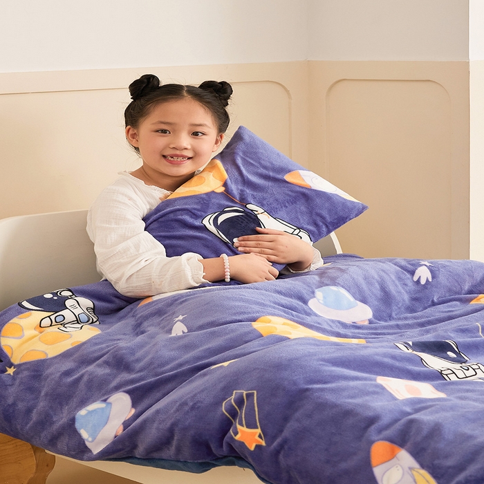 91家纺网 家纺一手货源 找家纺 嗨生活 2025新款加厚牛奶绒三件套儿童套件幼儿园三件套系列 太空飞船