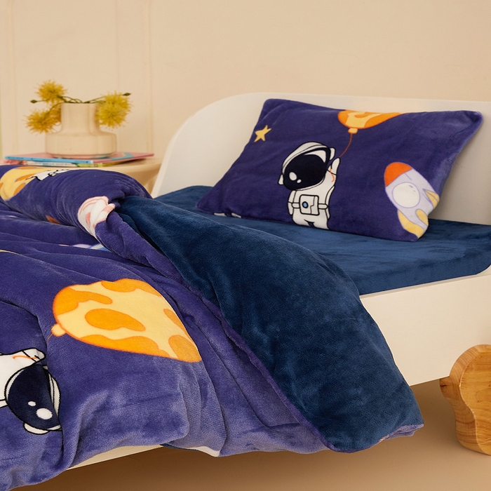 91家纺网 家纺一手货源 找家纺 嗨生活 2025新款加厚牛奶绒三件套儿童套件幼儿园三件套系列 太空飞船