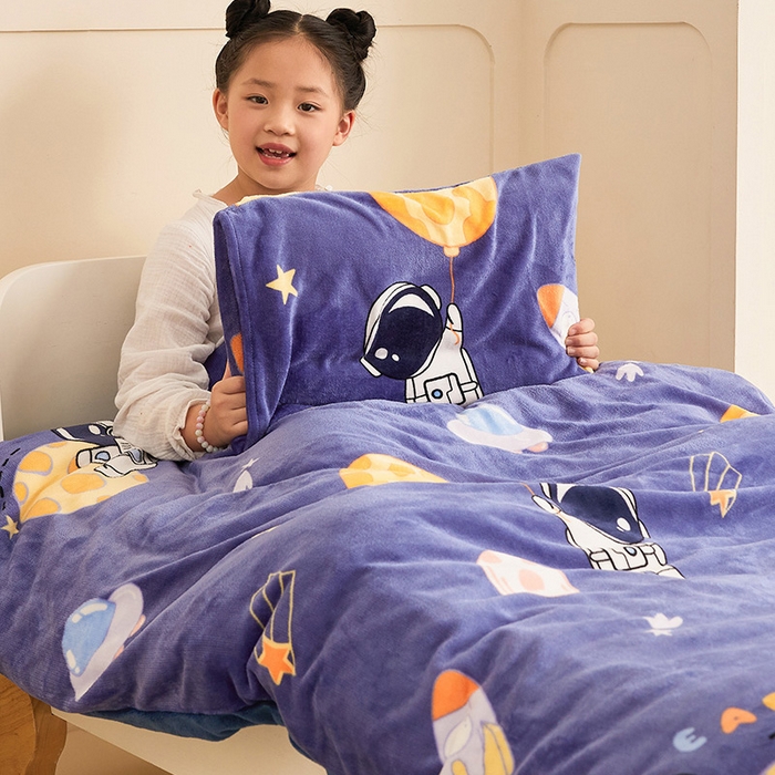 91家纺网 家纺一手货源 找家纺 嗨生活 2025新款加厚牛奶绒三件套儿童套件幼儿园三件套系列 太空飞船