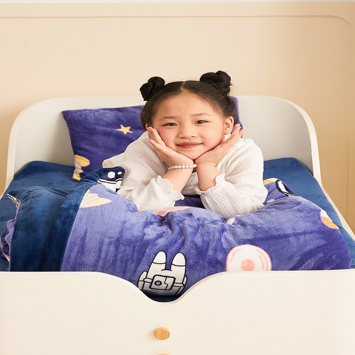 91家纺网 家纺一手货源 找家纺 嗨生活 2025新款加厚牛奶绒三件套儿童套件幼儿园三件套系列 太空飞船