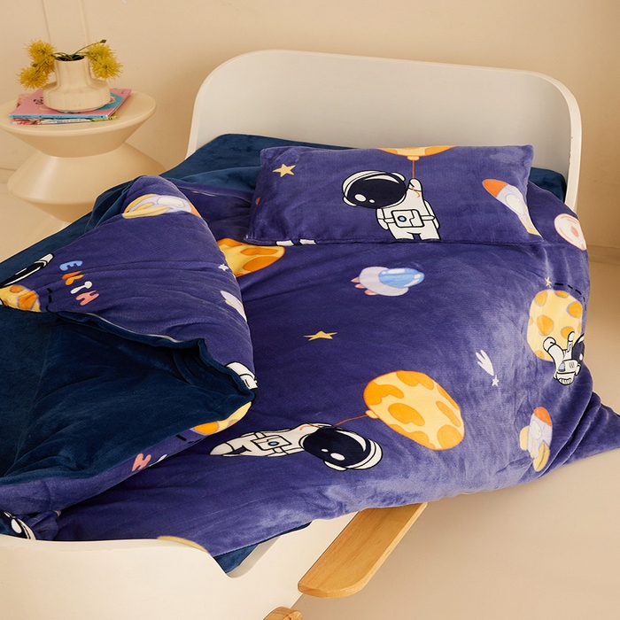 91家纺网 家纺一手货源 找家纺 嗨生活 2025新款加厚牛奶绒三件套儿童套件幼儿园三件套系列 太空飞船