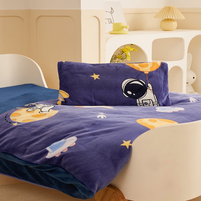 91家纺网 家纺一手货源 找家纺 嗨生活 2025新款加厚牛奶绒三件套儿童套件幼儿园三件套系列 太空飞船