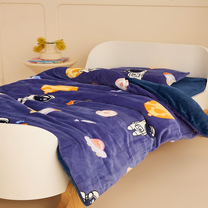 91家纺网 家纺一手货源 找家纺 嗨生活 2025新款加厚牛奶绒三件套儿童套件幼儿园三件套系列 太空飞船