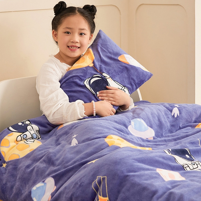 91家纺网 家纺一手货源 找家纺 嗨生活 2025新款加厚牛奶绒三件套儿童套件幼儿园三件套系列 太空飞船