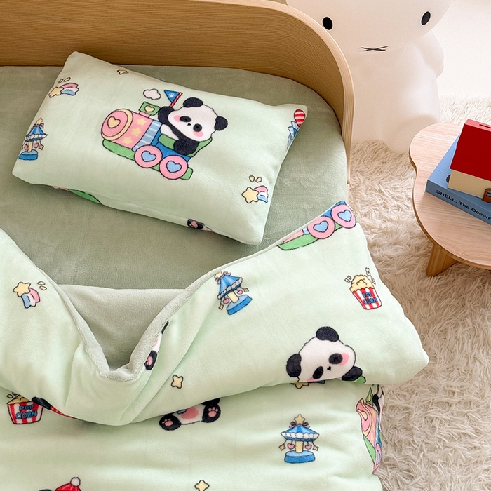 91家纺网 家纺一手货源 找家纺 嗨生活 2025新款加厚牛奶绒三件套儿童套件幼儿园三件套系列 熊猫乐园