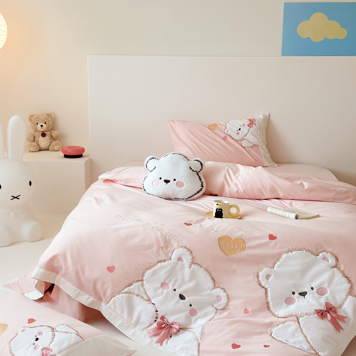 91家纺网 家纺一手货源 找家纺 （总）曼布缇 2025新款加厚全棉纯棉磨毛绣花款四件套-小白熊（会员减20，券后控价328起）