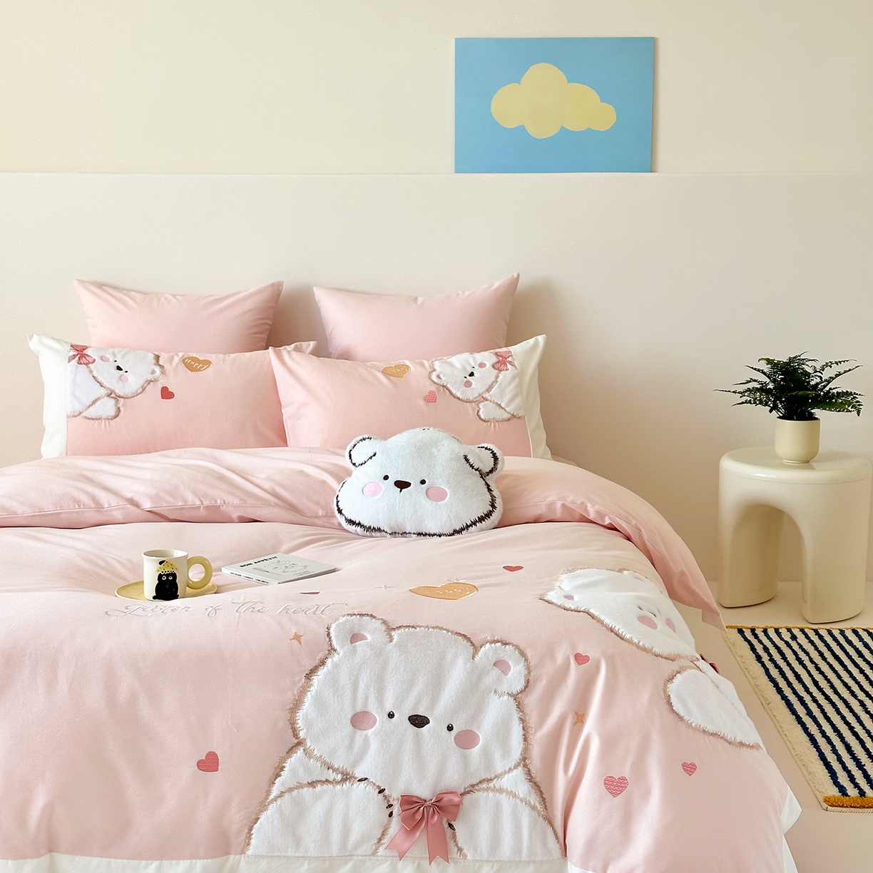 91家纺网 家纺一手货源 找家纺 （总）曼布缇 2025新款加厚全棉纯棉磨毛绣花款四件套-小白熊（会员减20，券后控价328起）