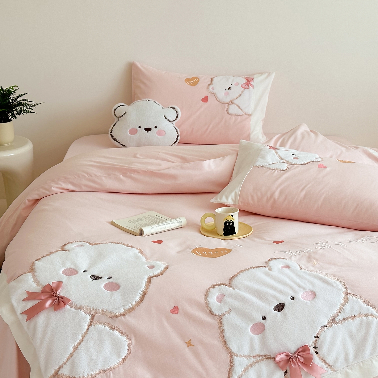 91家纺网 家纺一手货源 找家纺 （总）曼布缇 2025新款加厚全棉纯棉磨毛绣花款四件套-小白熊（会员减20，券后控价328起）