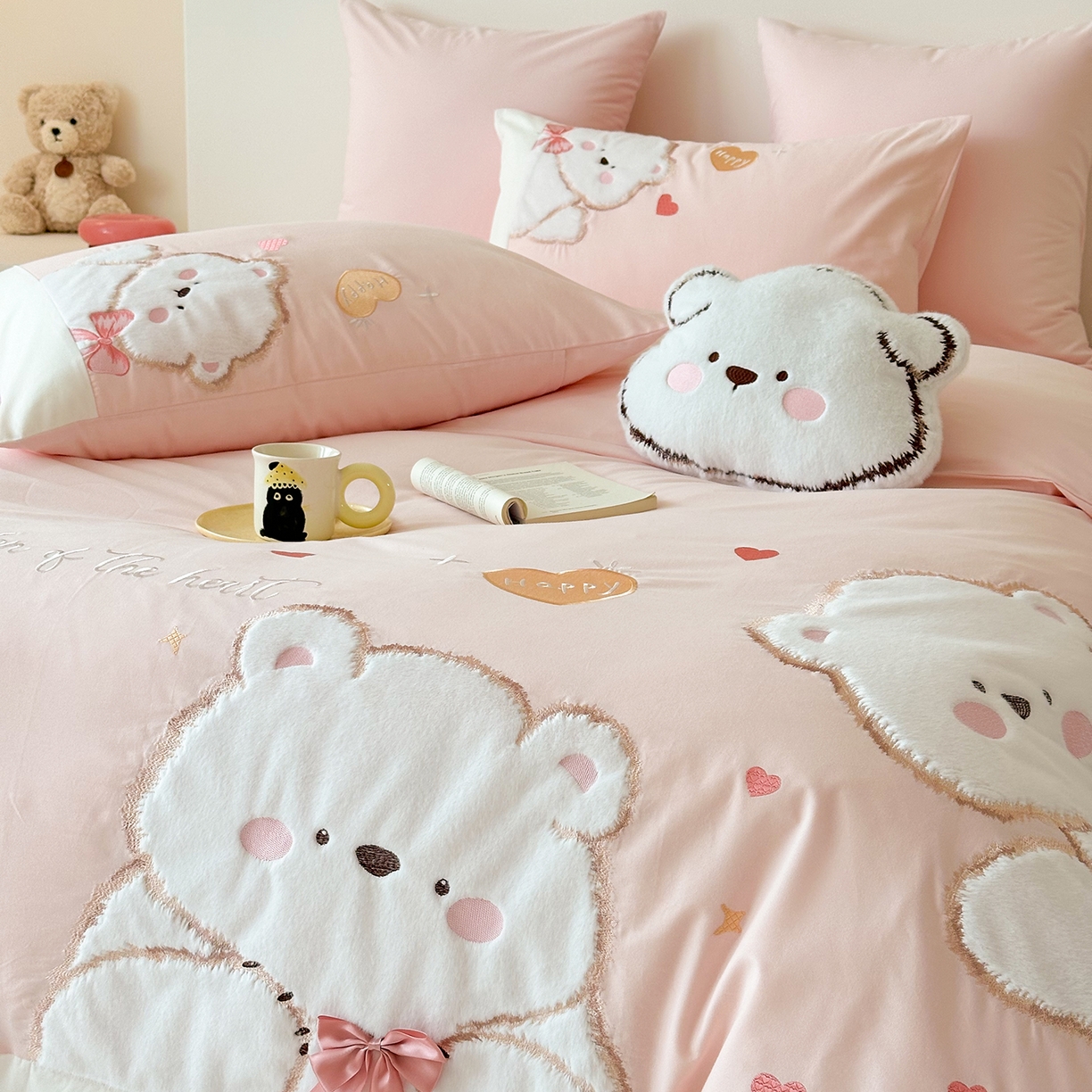 91家纺网 家纺一手货源 找家纺 （总）曼布缇 2025新款加厚全棉纯棉磨毛绣花款四件套-小白熊（会员减20，券后控价328起）